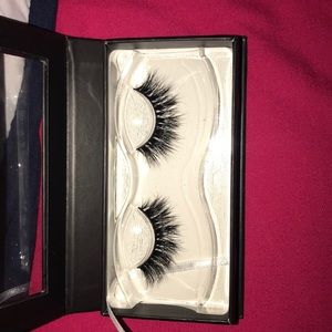 lilly lashes in the style miami and glue